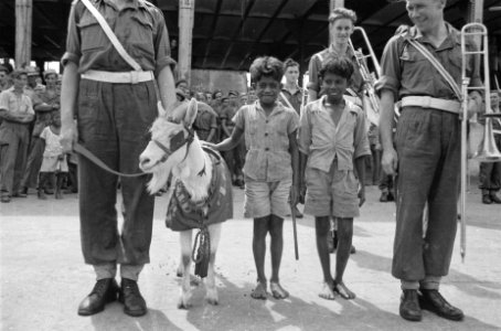 Kees de Bok, de mascotte van de Prins Bernhard Kapel, aan wal met twee kleine op, Bestanddeelnr 91-1-5