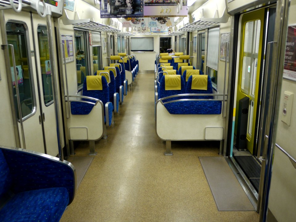 Keihan 815 inside