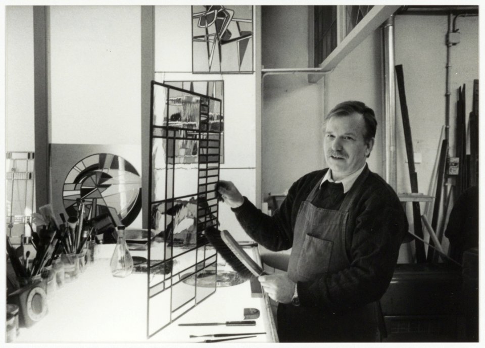 Kees Schmit in zijn glas-in-loodatelier in de Wolstraat 5. NL-HlmNHA 54034045