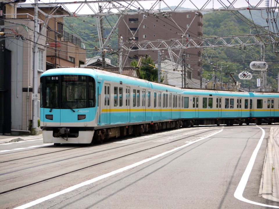 Keihan 806 approaching Kami Sakae machi