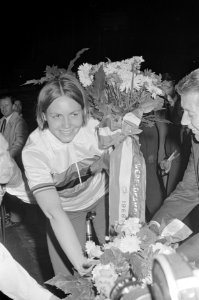 Keetie Hage wordt gehuldigd, Bestanddeelnr 921-6450