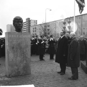 Kennedymonument onthuld in Amsterdam, de Amerikaanse zaakgelastigde Fisher Howe , Bestanddeelnr 917-1556