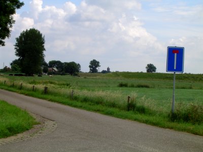 Keent, entouré de digues. Au fond l'église de Balgoy outre-Meuse