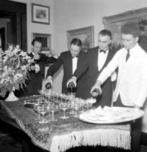 Kelners schenken glazen drank in, Bestanddeelnr 255-8533