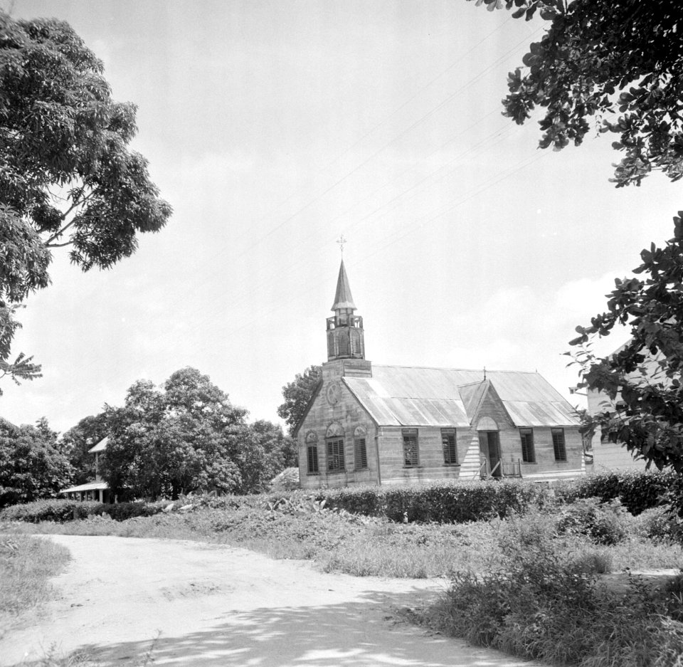 Kerk in het Commewijnegebied in Suriname, Bestanddeelnr 252-6518