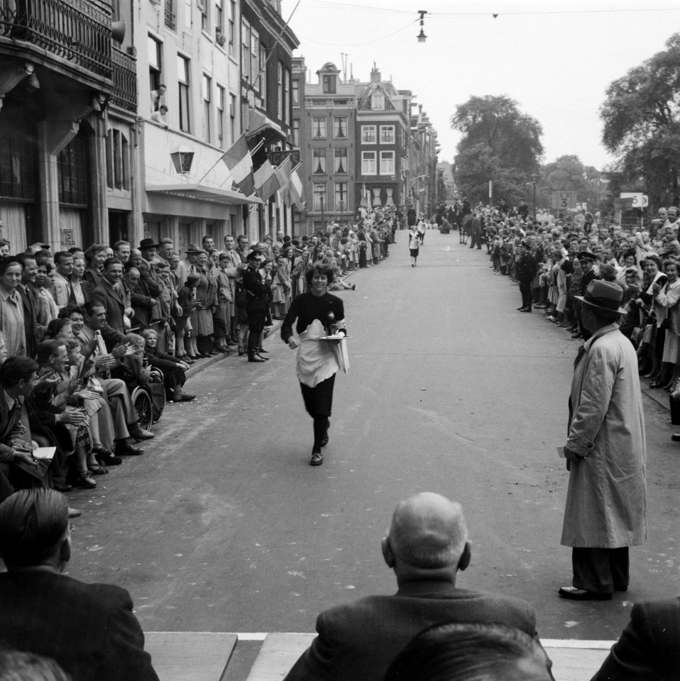 Kelnersrace Amsterdam Thorbeckeplein (bier), Bestanddeelnr 905-1665