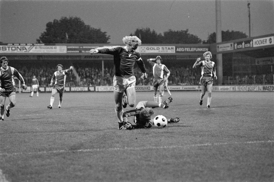 Kees Kist passeert doelman Jan Endeman en scoort 1-0, Bestanddeelnr 930-4657