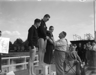 Kees Kiewiet op platform 100 meter heren rug, Bestanddeelnr 904-1139