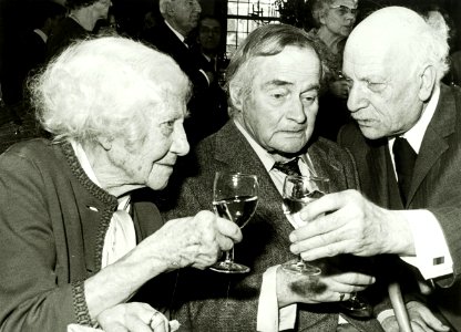 Kees Verwey heft het glas met de actrice Jaqueline Royaards en de dichter Adriaan Roland Holst