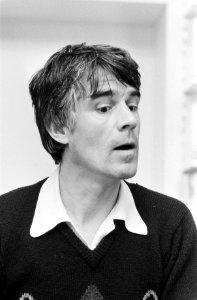 Kees van Kooten signeert zijn boek in boekhandel in Den Haag. Kees van Kooten, Bestanddeelnr 932-1277