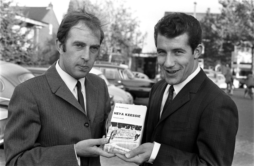 Kees Verkerk met zijn boek Heya Keessie , geschreven door G. Bestebeurtje . Li, Bestanddeelnr 922-9141