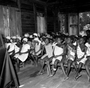 Kerkdienst van de Evangelische Broedergemeente in Langetabbetje in Suriname, Bestanddeelnr 252-6718