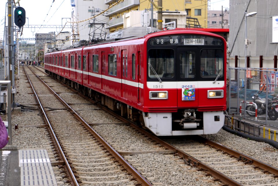 Keikyu 1500 approaching Higashi Monzen