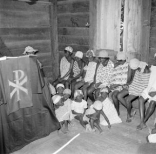 Kerkdienst van de Evangelische Broedergemeente in Langetabbetje in Suriname, Bestanddeelnr 252-6720