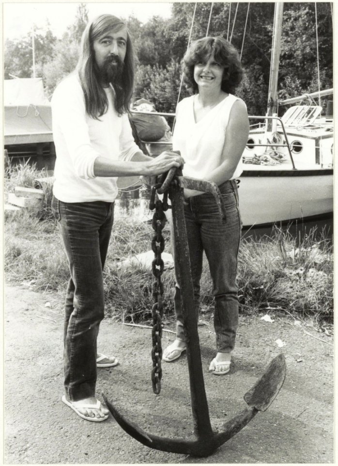 Kees en Marijke Hoffman met hun ( vermoedelijk uit 1883) in de Mooie Nel gevonden anker. Bij Jachthaven A. Peetoom, Penningsveer 4 A, NL-HlmNHA 54016590