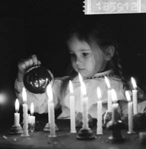 Kerstmis 1965, kind bij kaarsjes, Bestanddeelnr 918-5912