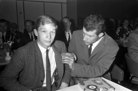 Kees Verkerk krijgt speld, opdracht NTS, Bestanddeelnr 920-3749