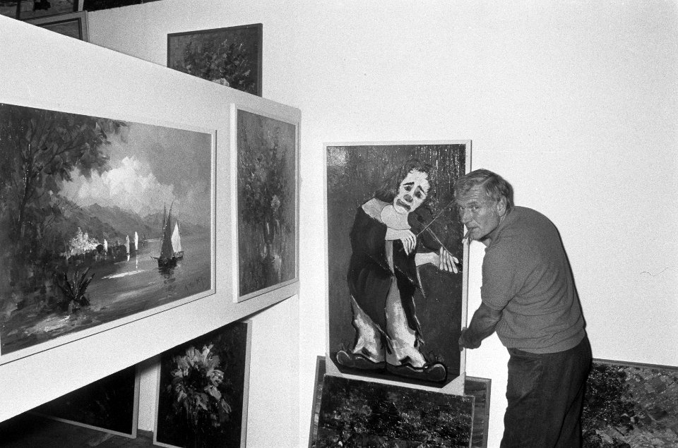 Kees Manders exposeert schilderijen in Brouwerswapen te Amsterdam, Manders hangt, Bestanddeelnr 926-6285