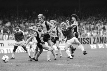 Kees Kist (rechts) in duel met NAC-spelers, Bestanddeelnr 931-6285