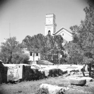 Kerk met toren en Romeinse overblijfselen op voorgrond in Emmaus, Bestanddeelnr 255-5546