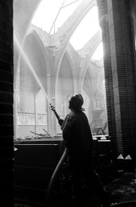 Kerkbranden in Zuid Holland , brandweerlieden brengen de klokken van het carillo, Bestanddeelnr 916-5359