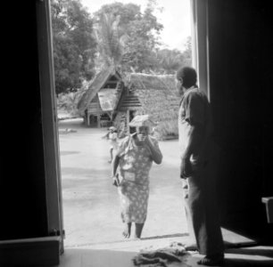 Kerkgang in een boslandcreooldorp, waarschijnlijk Ganzee, Bestanddeelnr 252-5749