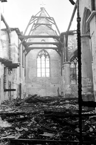 Kerkbranden in Zuid Holland , brandweerlieden brengen de klokken van het carillo, Bestanddeelnr 916-5358