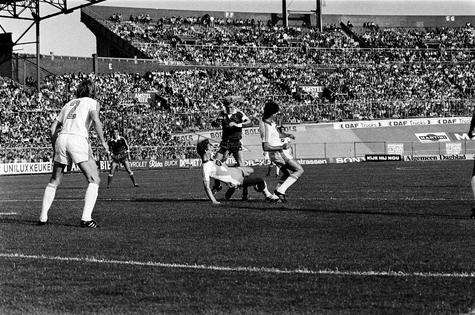 Kees Kist in duel met HSV verdedigers, Bestanddeelnr 930-3851