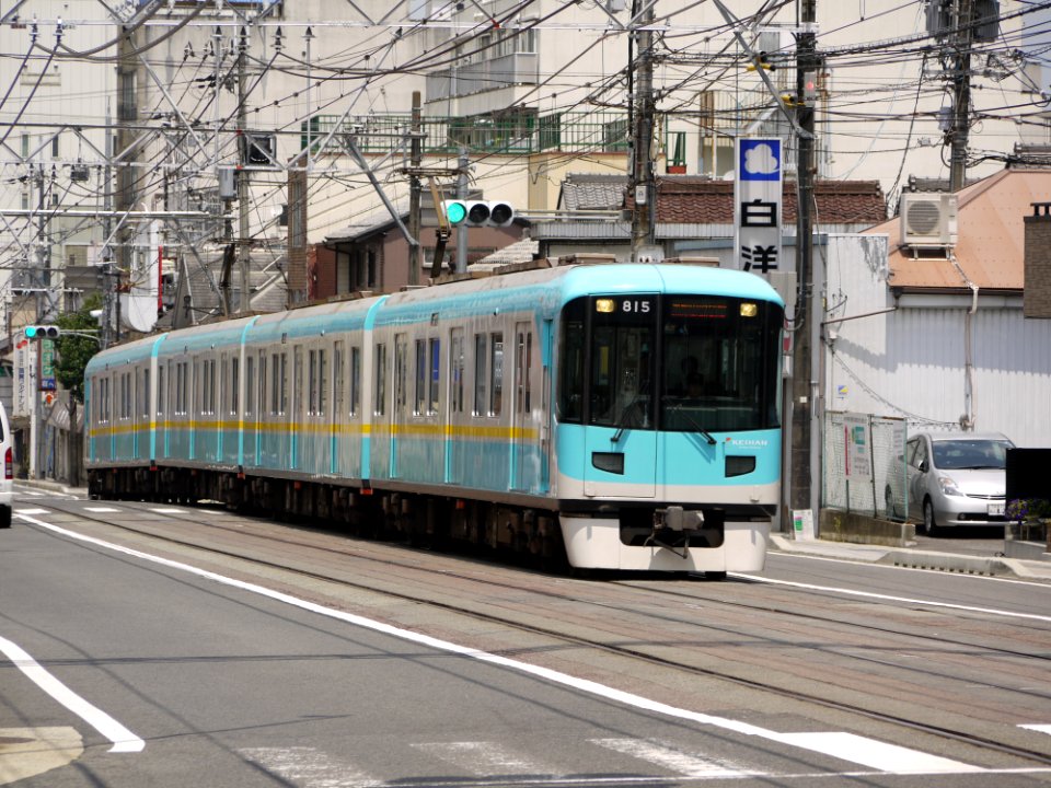 Keihan 815 running on road