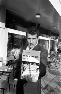 Kees Verkerk met zijn boek Heya Keessie , geschreven door G. Bestebeurtje, Bestanddeelnr 922-9140