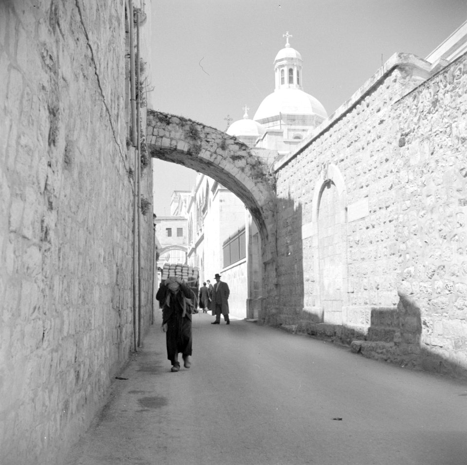 Kerk van de geseling gezien vanuit Via Dolorosa Ecce Homo, Bestanddeelnr 255-5312
