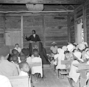 Kerkdienst van de Evangelische Broedergemeente in Langetabbetje in Suriname, Bestanddeelnr 252-6719