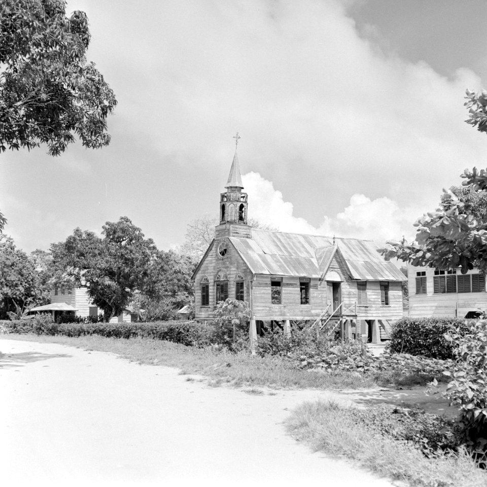 Kerk op het platteland van Suriname, waarschijnlijk in Alkmaar, Bestanddeelnr 252-2618