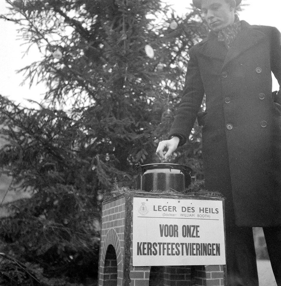 Kerstpot van het Leger des Heils voor het Paleis op de Dam te Amsterdam., Bestanddeelnr 901-2564