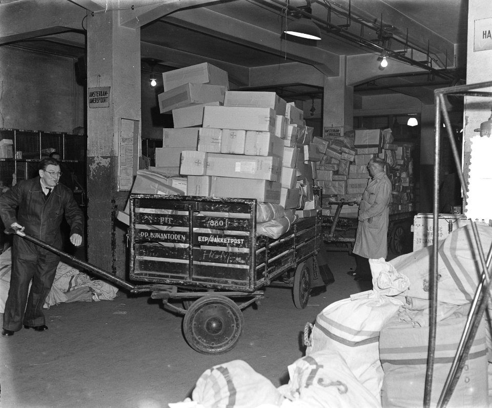 Kerstpakkettendrukte Centraal Station Amsterdam, Bestanddeelnr 906-2081
