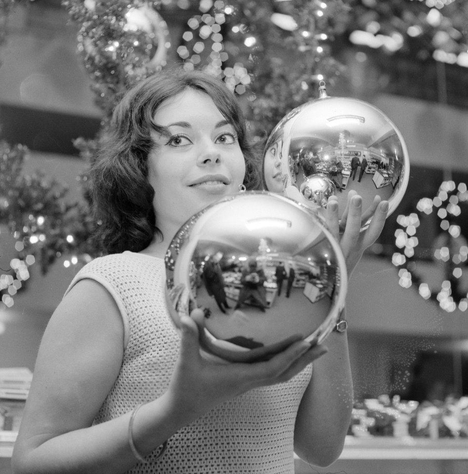 Kerstmis nadert jonge vrouw toont grote kerstballen, Bestanddeelnr 918-5561 photo