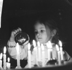 Kerstmis 1965, kind bij kaarsjes, Bestanddeelnr 918-5913