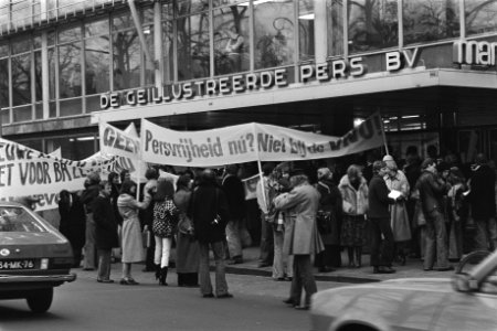 Kerstnummer Nieuwe Revu door hoofddirectie VNU vernieti demonstranten oor VNU-ge, Bestanddeelnr 928-9394