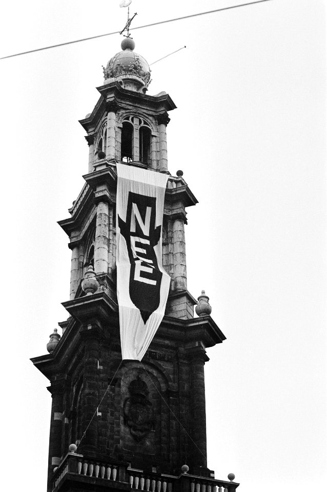 Kerkgebouwen, torens, spandoeken, antikernwapenbeweging, televisieprogrammas, Bestanddeelnr 932-5635