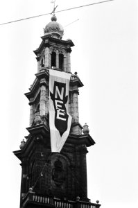 Kerkgebouwen, torens, spandoeken, antikernwapenbeweging, televisieprogrammas, Bestanddeelnr 932-5635