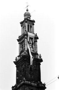 Kerkgebouwen, torens, spandoeken, antikernwapenbeweging, televisieprogrammas, Bestanddeelnr 932-5636