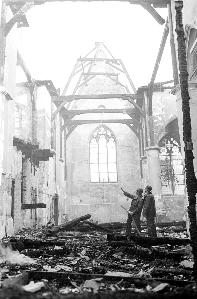 Kerkbranden in Zuid Holland het verwoeste interieur van het kerkje in Haastrecht, Bestanddeelnr 916-5355
