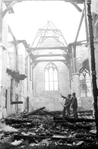 Kerkbranden in Zuid Holland het verwoeste interieur van het kerkje in Haastrecht, Bestanddeelnr 916-5355