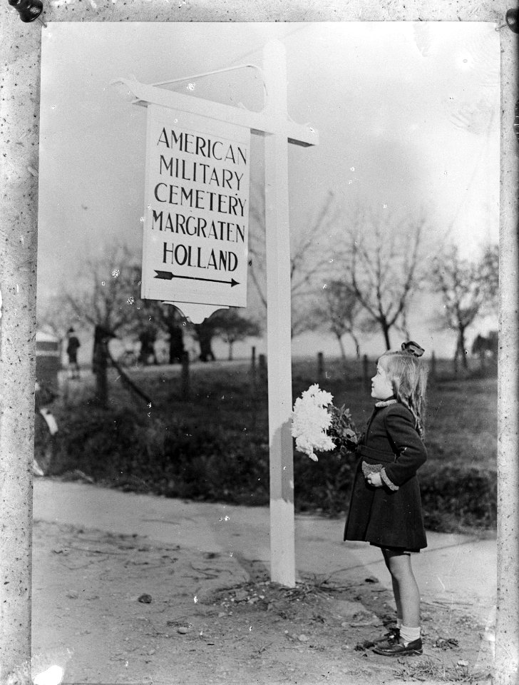 Kerkhof Margraten. Meisje met bloemen bij bord, Bestanddeelnr 901-0492