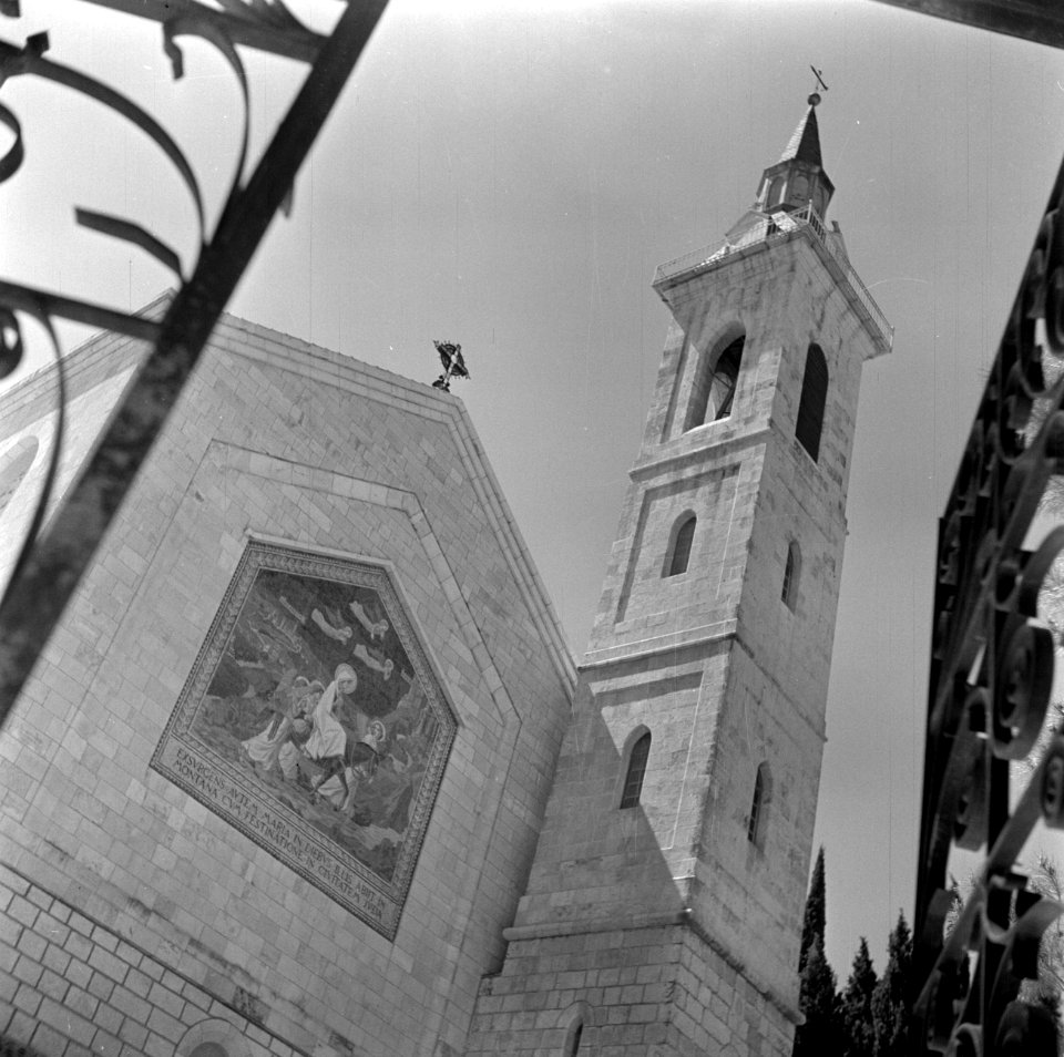Kerk van de Visitatie met links een mozaïek, Bestanddeelnr 255-0432