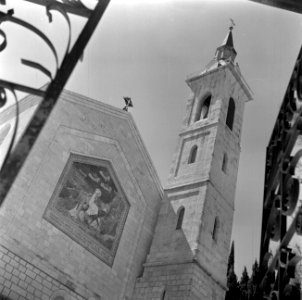 Kerk van de Visitatie met links een mozaïek, Bestanddeelnr 255-0432