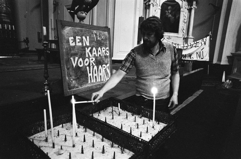 Kerkdienst in De Duif in Amsterdam in teken van hongerstakende Marokkanen kaars, Bestanddeelnr 929-8449