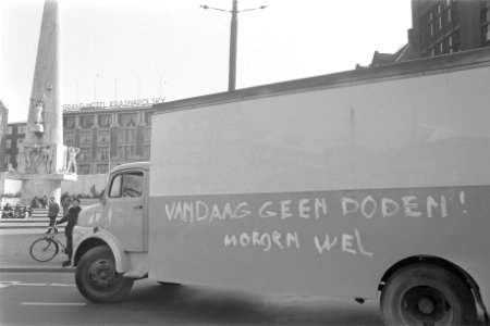 Kermisexploitanten protesteren op de Dam te Amsterdam tegen slechte woonomstandi, Bestanddeelnr 925-4526
