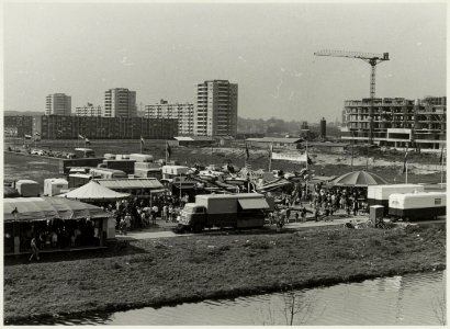 Kermis in Schalkwijk, op de hoek van de Amerikaweg en de Kennedylaan. Uiterst rechts het St. Elisabeths Gasthuis in aanbouw. NL-HlmNHA 54012019