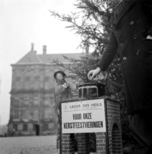Kerstpot van het Leger des Heils voor het Paleis op de Dam te Amsterdam., Bestanddeelnr 901-2563